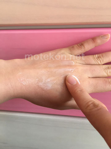 イビサクリームを伸ばしながら塗っている写真