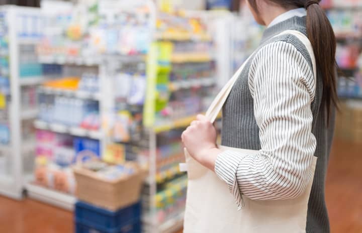 薬局の店内を見回す様子