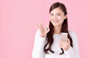 婚活サイト-恋活アプリをすすめている女性の写真
