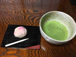 ゼクシィ縁結びイベント(旧:ゼクシィ縁結びパーティー)の趣味コン体験型イベントの、桜の練り切りと抹茶の写真