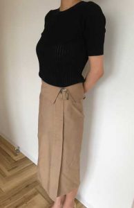 エアークローゼットの5箱目で届いたラップ風スカートと私服のトップスを合わせた写真