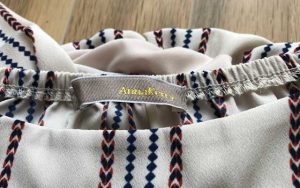 エアークローゼットの6箱目で届いたブラウスのブランド「Anna Kerry(アンナケリー)」のタグ写真