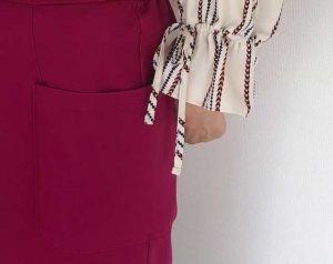 アイテムボックス6箱目で届いたブラウスの袖口リボンと、タイトスカートの大きなポケットの拡大写真