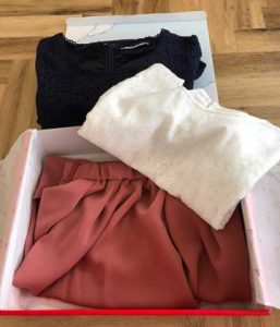 エアークローゼットのアイテムボックス1箱目で届いた洋服の写真
