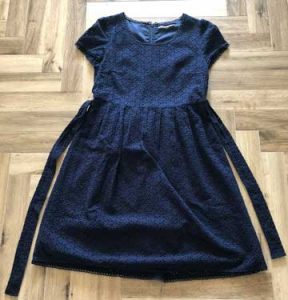 エアークローゼット1箱目で届いた紺のワンピースの写真