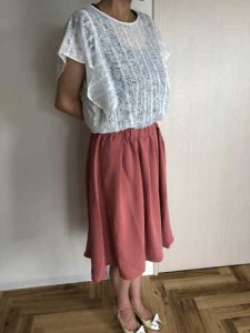 エアークローゼット1箱目で届いた白いブラウスとピンクのスカートを着てみた写真