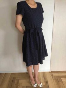 エアークローゼット1箱目で届いた紺のワンピースを着てみた写真