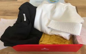 エアークローゼットのアイテムボックス2箱目で届いた洋服の写真