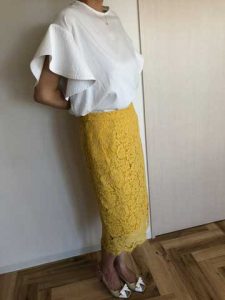 エアークローゼット2箱目で届いたフレアスリーブのブラウスと黄色のレースのスカートの着こなし写真