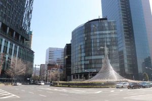 名古屋駅の桜通口前のモニュメントの写真