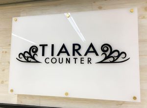 婚活バー TIARA2号店「TIARA COUNTER(ティアラカウンター)」の入り口看板写真