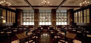 開放感のある高級レストランRistorante「クロノス」の店内写真