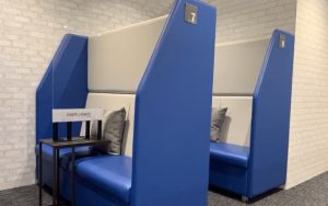 コロナ感染対策のパーテーションを設置したIBJ Matching(旧 PARTY PARTY)の横並び席の写真