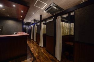 相席屋プロデュースの相席ラウンジ「THE SINGLE」横浜西口店の店内写真