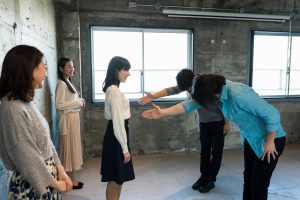ねるとんパーティーで本命の女性に告白する男性達の写真