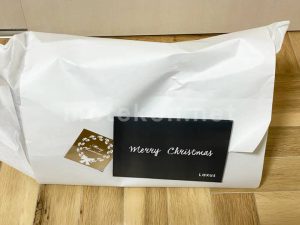 クリスマス時期のラクサス梱包バッグとメッセージカードの写真