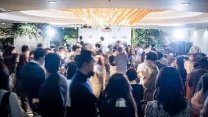 プレミアムステイタスパーティー東京・西新宿会場の新宿ヒルトン「Glade Park」の会場の盛り上がり写真